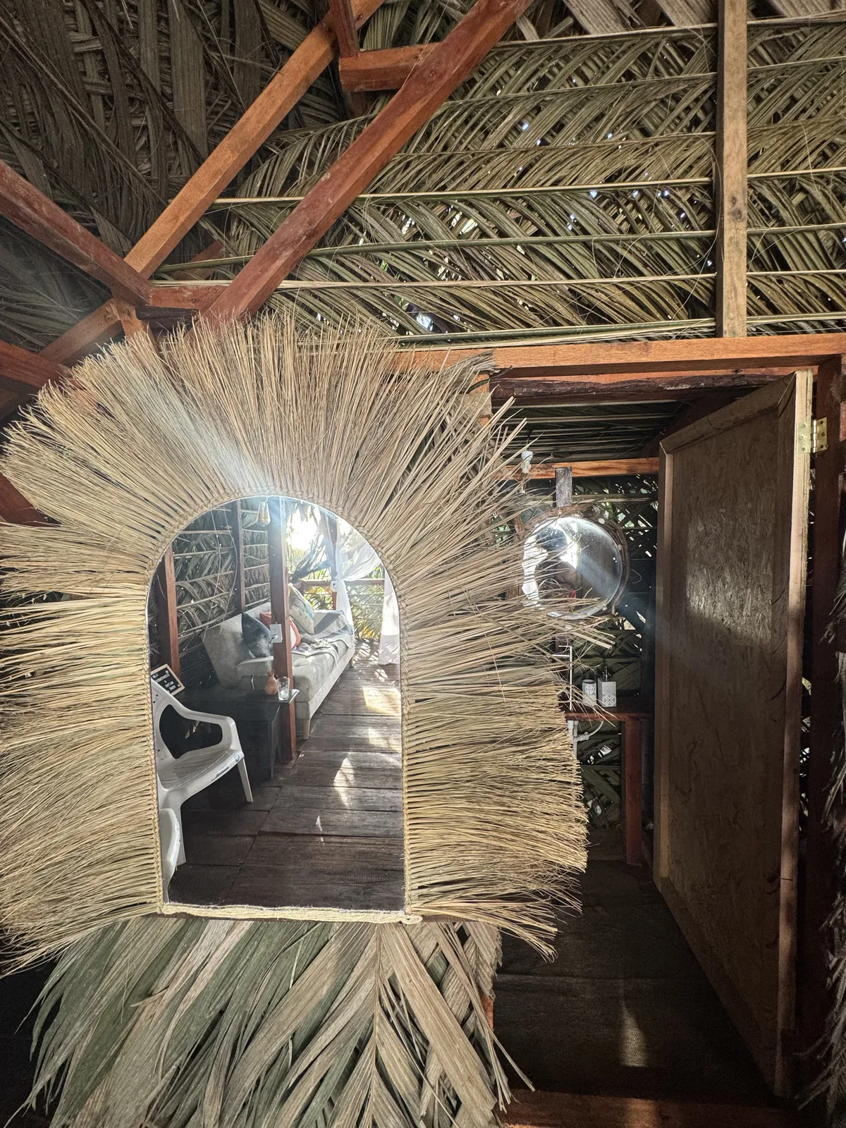 Espejo de fibra natural y entrada al baño del Glamping de LUX