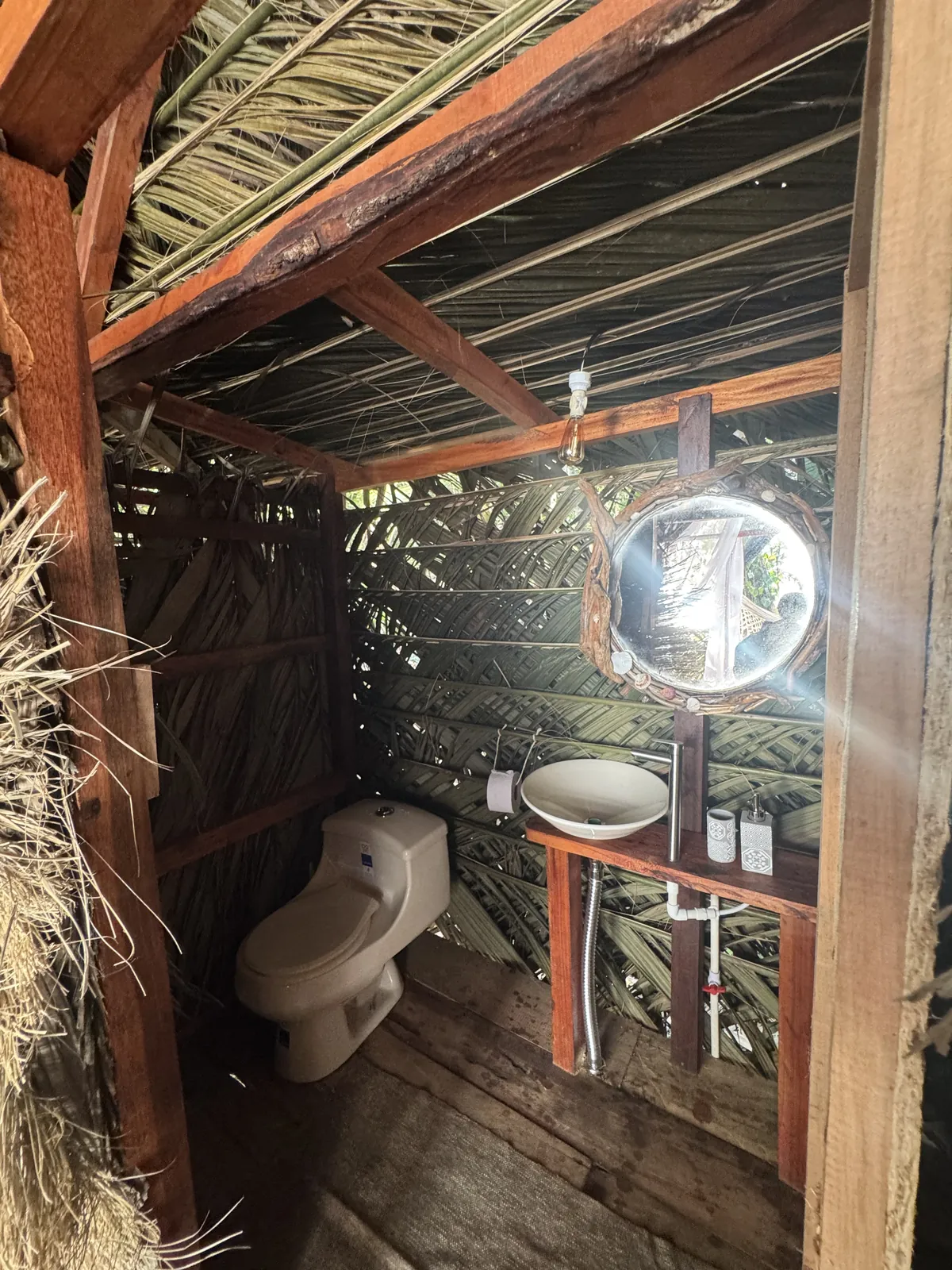 Baño privado del Glamping de LUX con lavamanos y espejo redondo