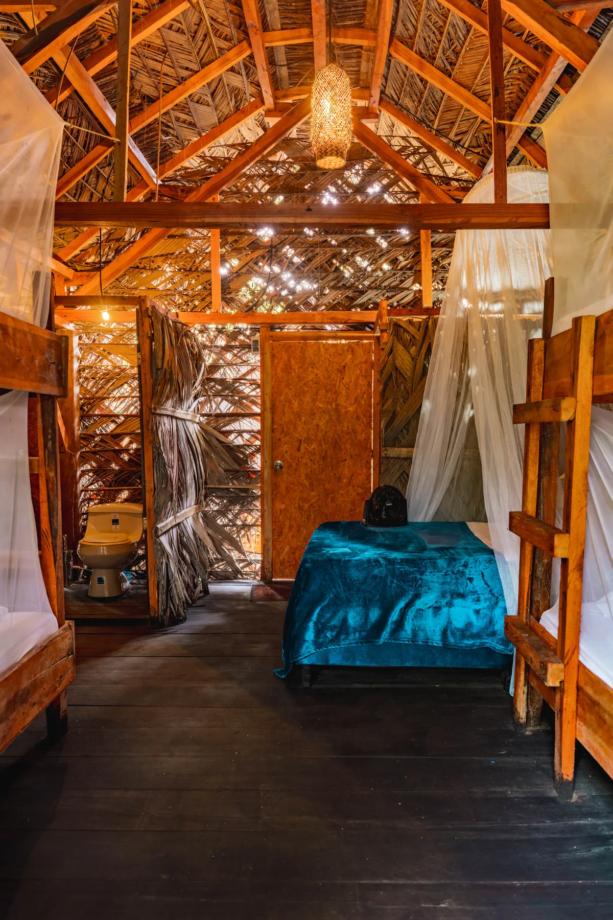 Vista general del Glamping Clan y Manada con cama doble y literas