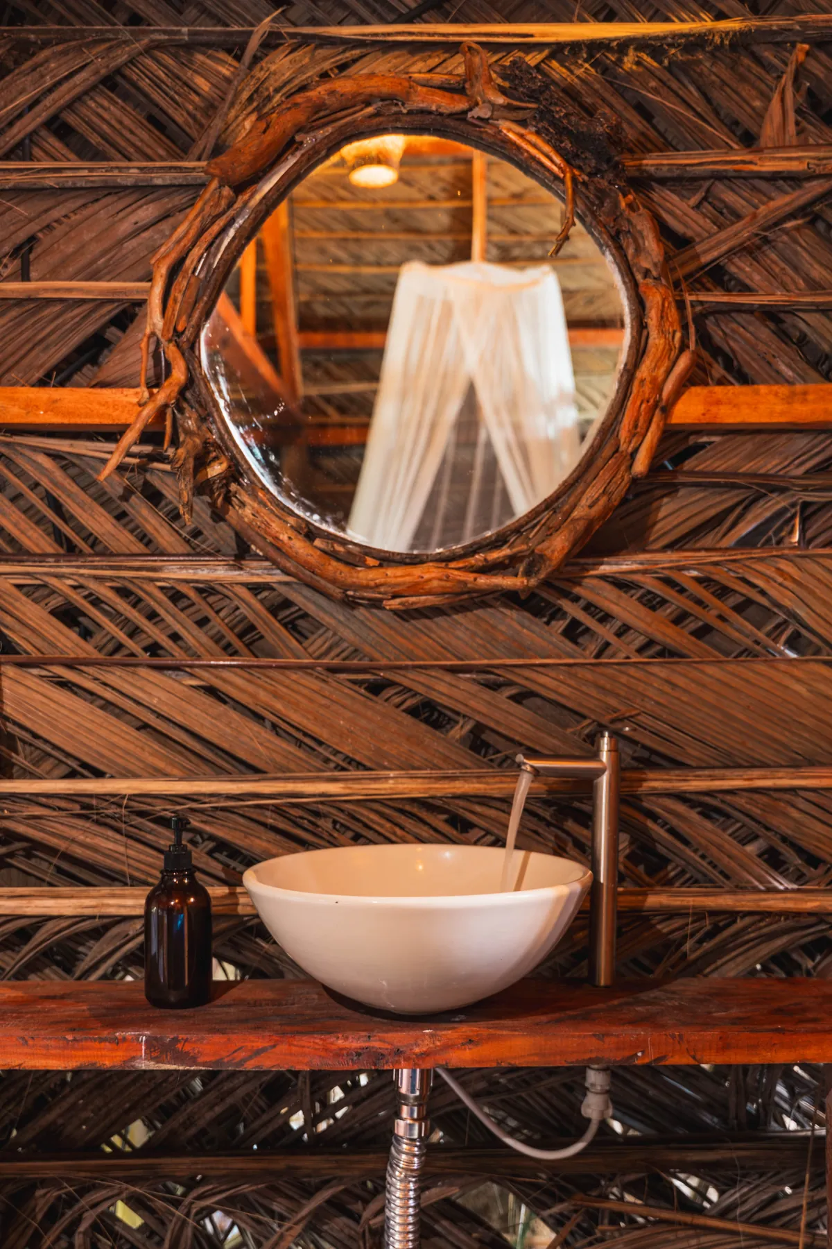 Espejo de madera y lavamanos del Glamping Clan y Manada