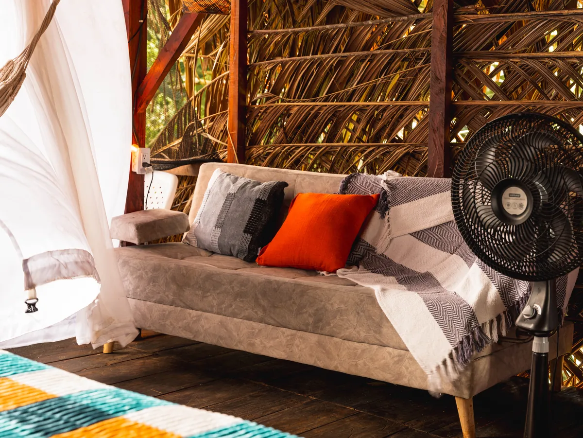 Sofá del Bungalow Premium con cojines, ideal para noches de cine