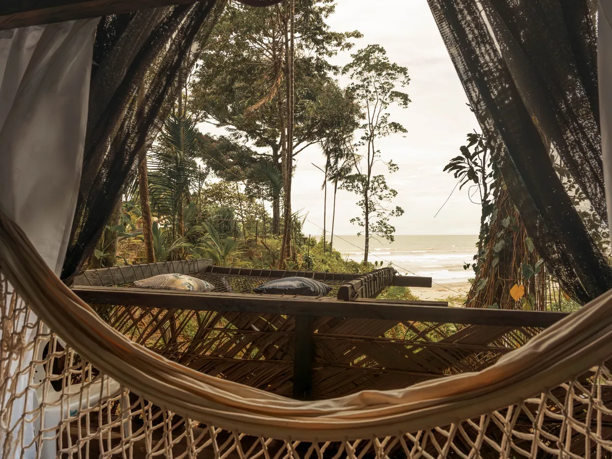 Espejo del Bungalow Premium que refleja la hamaca y el mar