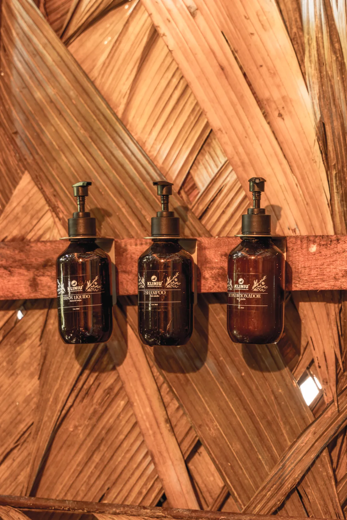 Amenities en dispensadores de vidrio ámbar en el Bungalow Premium
