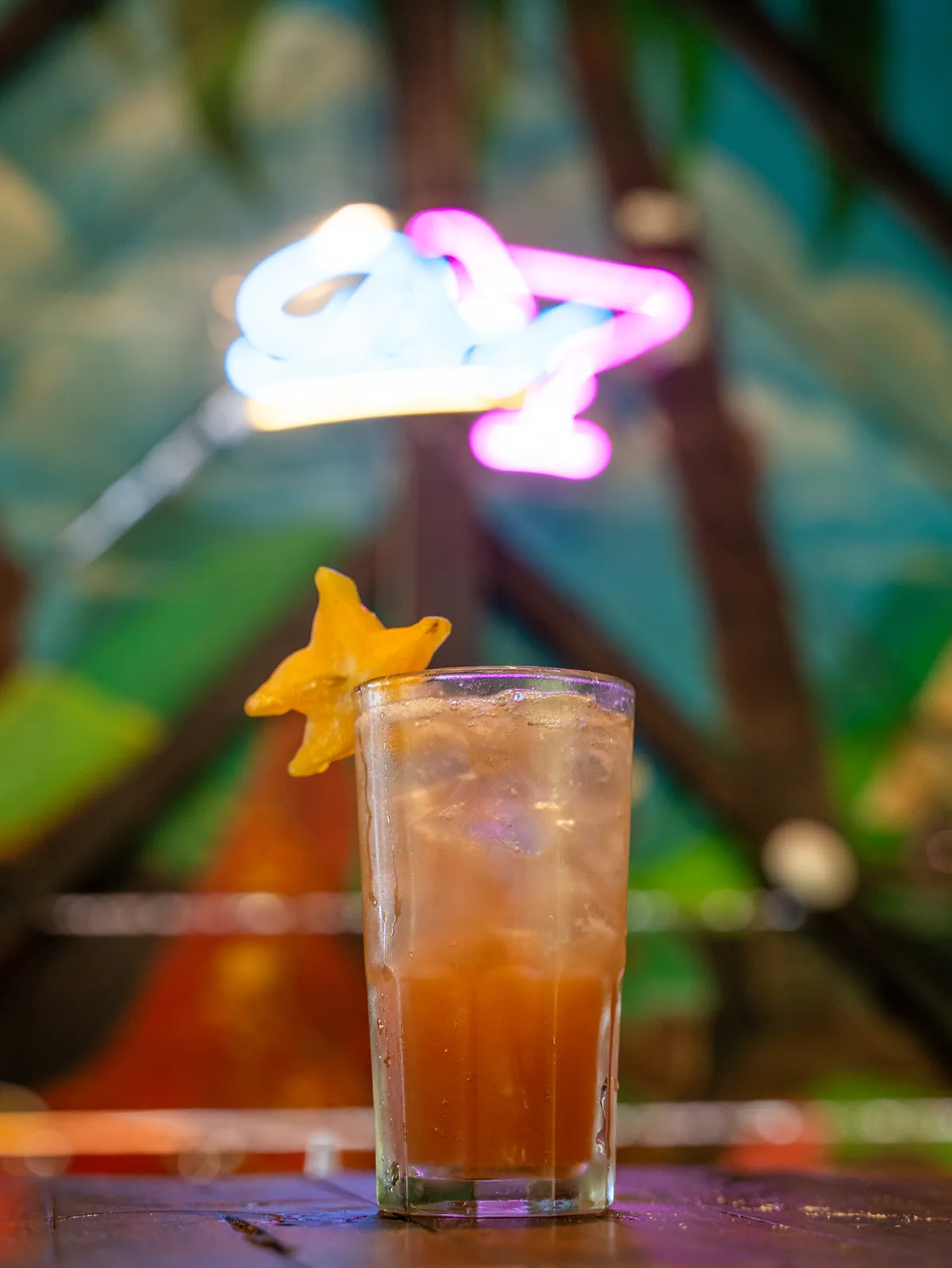 Coctel con carambola servido en el bar de Nativo