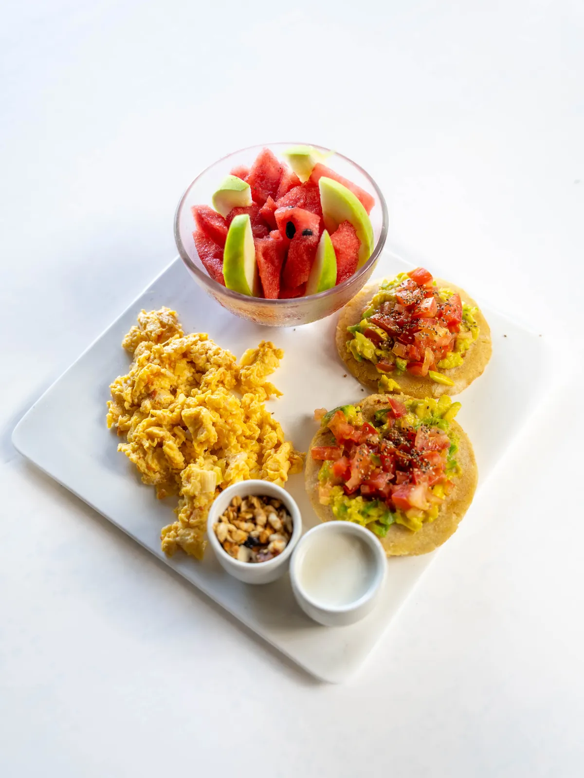 Desayuno incluido en Nativo con frutas frescas, huevos y arepas con hogao