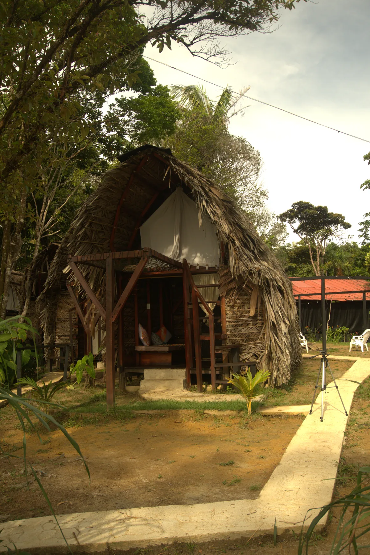 Refugio de Nativo frente al mar del Pacífico, entre selva y playa